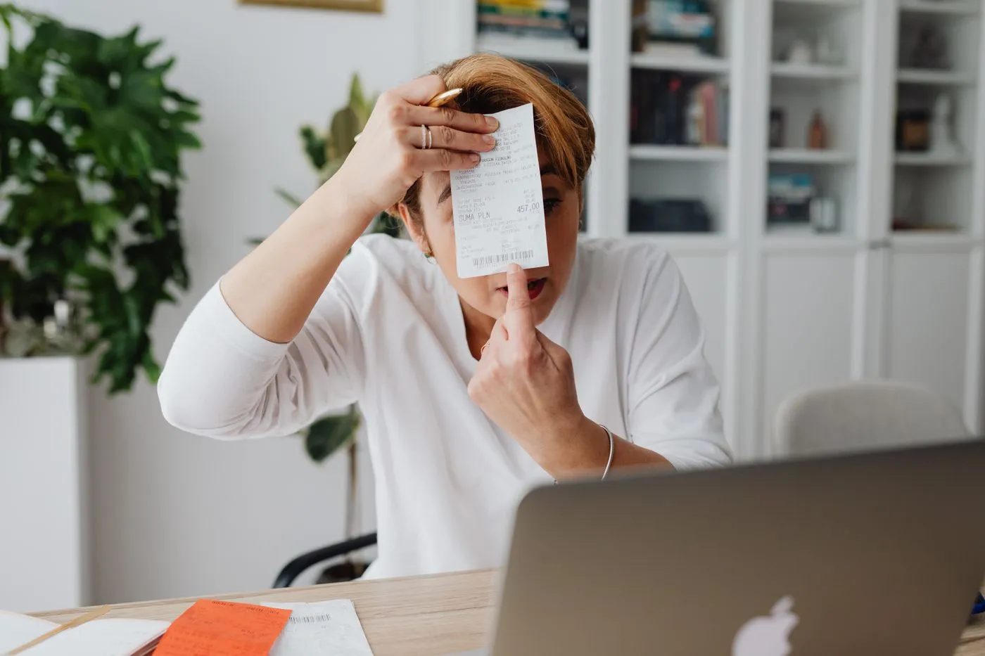 Due persone sedute a un tavolo parlano di un prestito tra privati non restituito