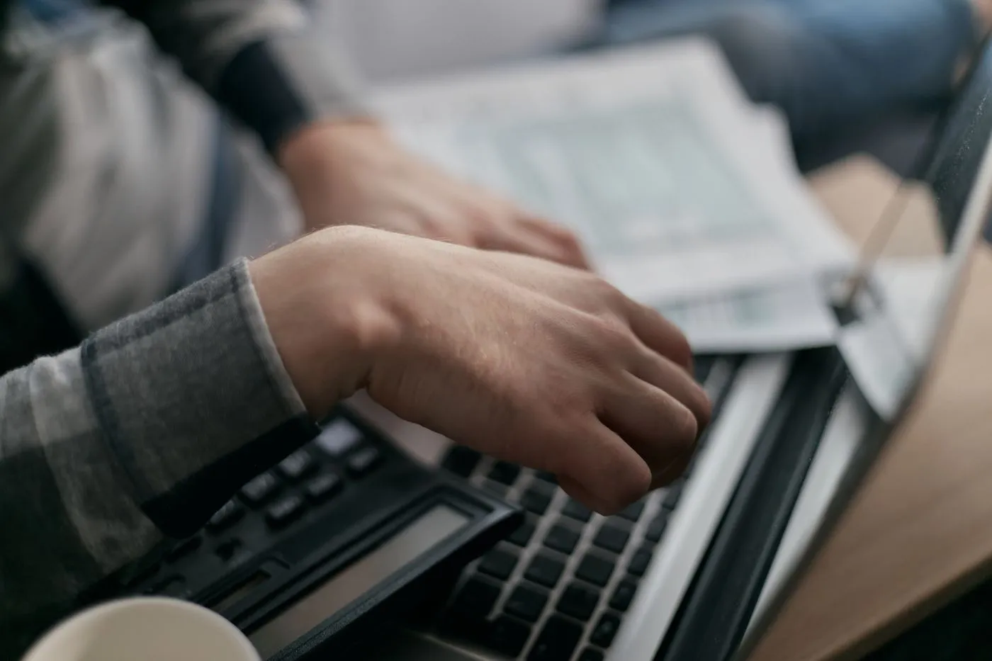 Documenti aziendali e fatture ordinati sulla scrivania durante la valutazione di un credito insoluto