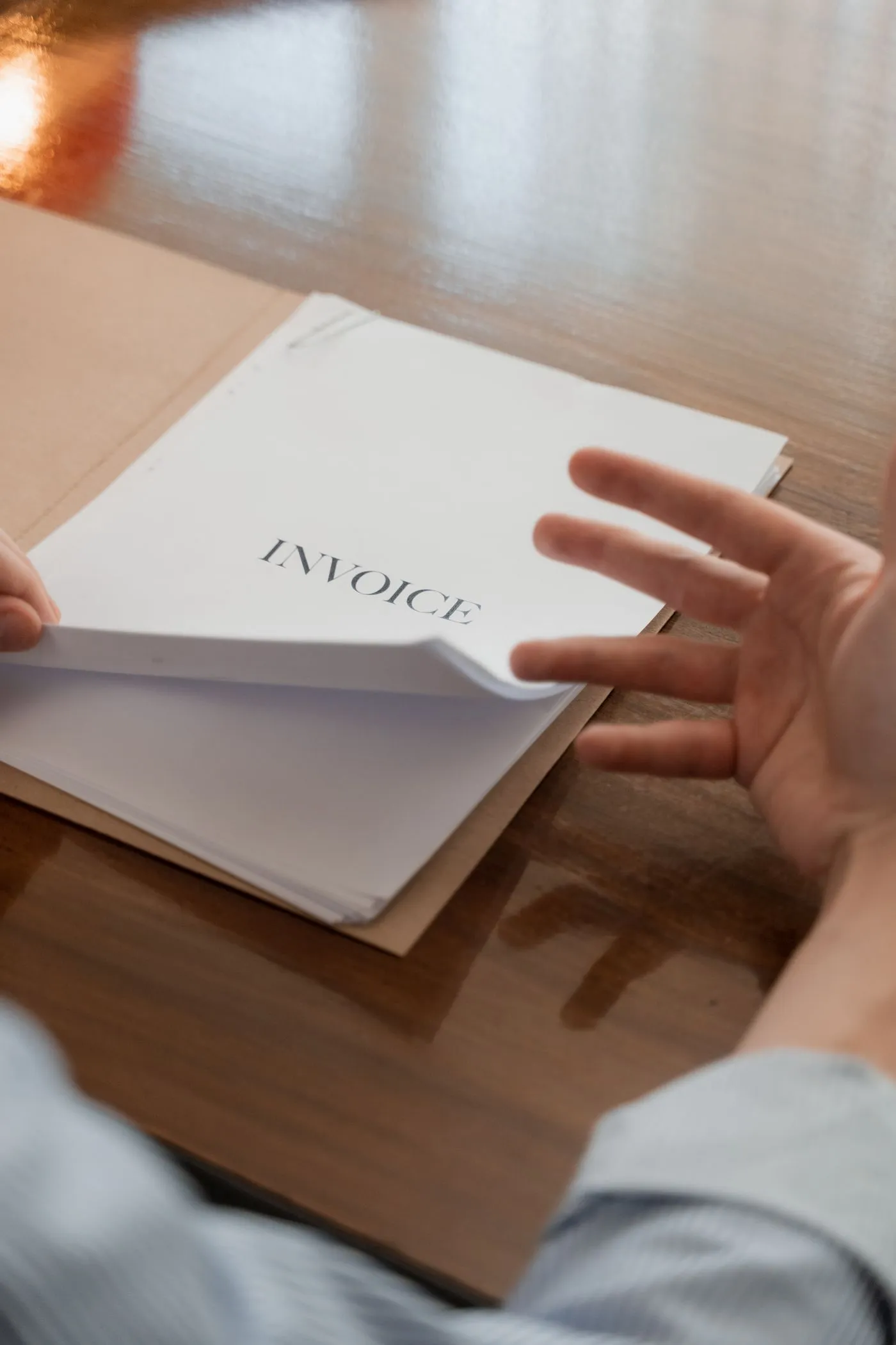 Consulente e legale esaminano insieme la documentazione di un credito prima di valutare le vie legali
