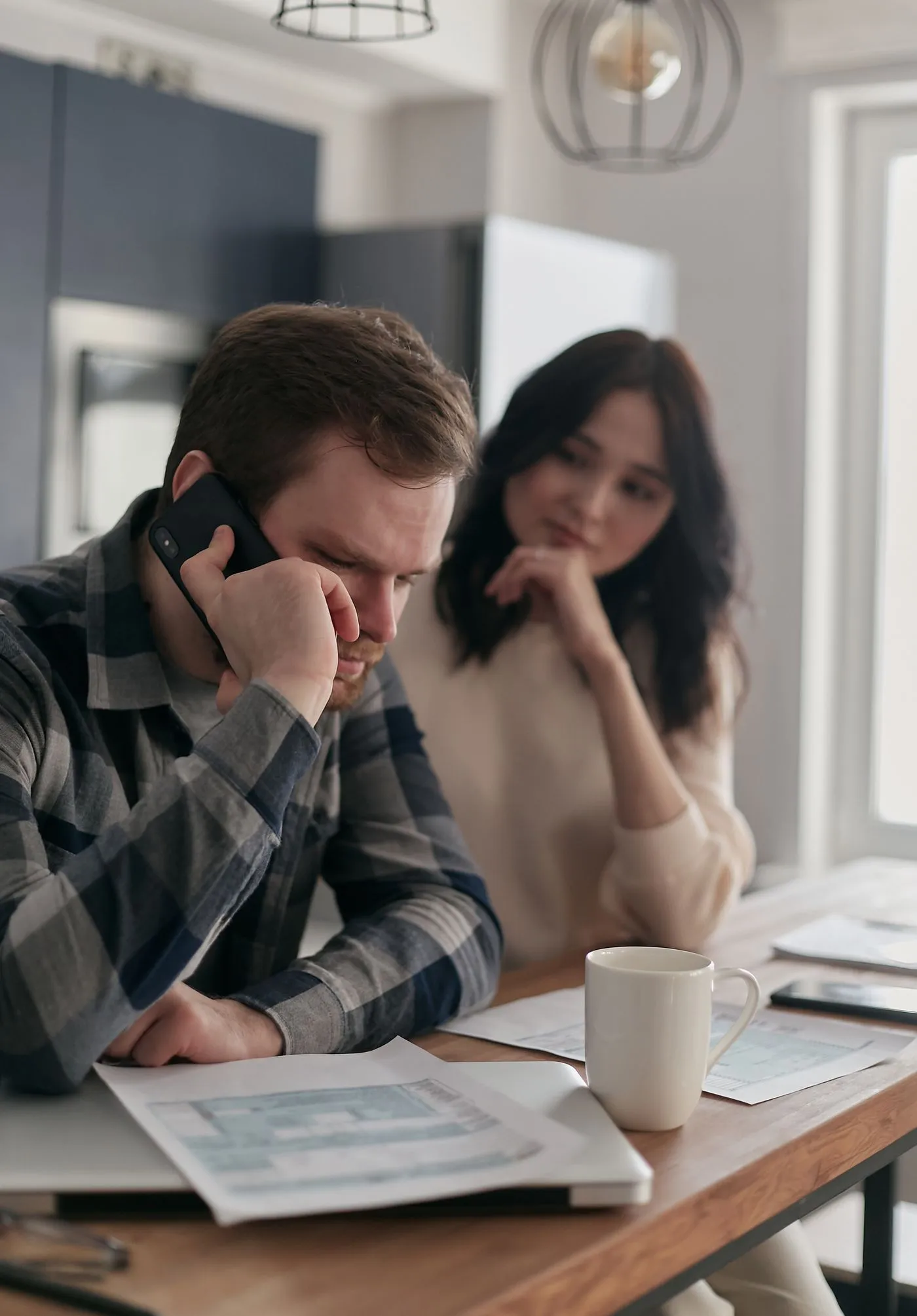 Consulente e cliente leggono insieme, con attenzione, le condizioni di un contratto di finanziamento