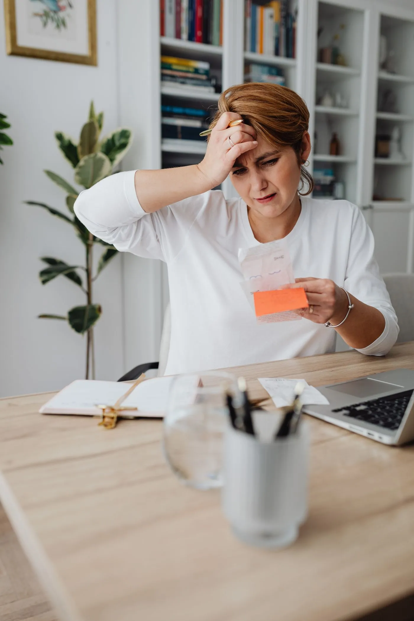 Consulente esamina insieme al cliente i documenti che provano un credito